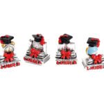 Bomboniere laurea  La laurea è il momento più importante per la vita di ogni studente il quale vai a premiare un traguardo di una persona, è quel genere di traguardi che va celebrato con amici e famiglie e per ricordare maggiormente questo evento, molte persone scelgono le bomboniere laurea. Una bomboniera è quel piccolo oggetto che si riceve a fine evento da parte dell'organizzatore per fare in modo che ogni invitato partecipi a un ricordo è usuale che una bomboniera sia un piccolo oggetto, una tazza, una penna, libri e tanto altro ancora, ovviamente questo varia in base al gusto della persona che sceglierà la bomboniera per laurea Bomboniere per laurea, guida alla scelta Siete alla ricerca di idee bomboniere laurea originali in primis si dovrà valutare un eventuale budget, in quanto pur essendo piccola oggettistica per laurea, in base alle richieste particolari  il costo  potrebbe salire, quindi è opportuno avere prima bene le idee chiare sul costo da spendere, dopo aver prefissato un importo massimo, si può iniziare a sfogliare il catalogo bomboniere laurea online che Simeone Tendenze vi offre, dove potreste trovare dei ciondoli in argento, cappellini e confettate ovviamente tutti i prodotti  richiameranno il tema di base dell'evento Bomboniere originali laurea  Le nostre bomboniere laurea eleganti possono anche personalizzate aggiungendo dei tag personalizzati con il nome del laureato questi ag possono essere aggiunti su tutti i prodotti che sia un oggetto che una confettate laurea  sfogliate il vostro catalo