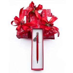 Penna rossa con ciondolo chitarra laurea confezionata da simeone tendenze