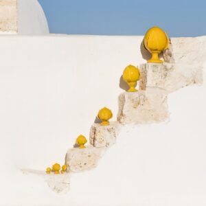 Pumo in Ceramica Giallo 20cm 1 Pumi in Ceramica Gialli su Scalinata