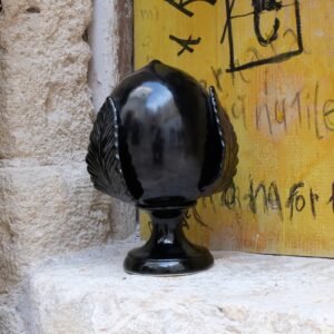 Pumo in ceramica nero 27cm su muretto in strada