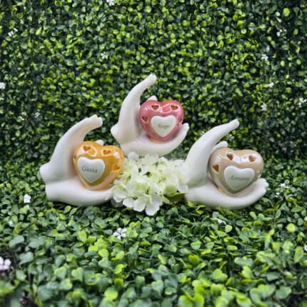 Pensiero Cuore su Mani ad Arco su prato