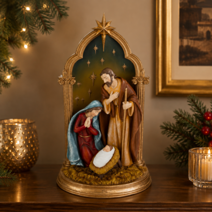 Sacra Famiglia Natalizia 46cm in Resina di Le Stelle Ambientata